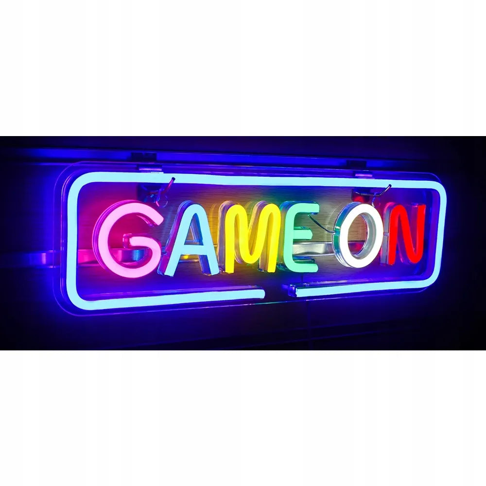 Spalvotas LED neoninis užrašas „Game On“ – stilinga gamerio kambario dekoracija