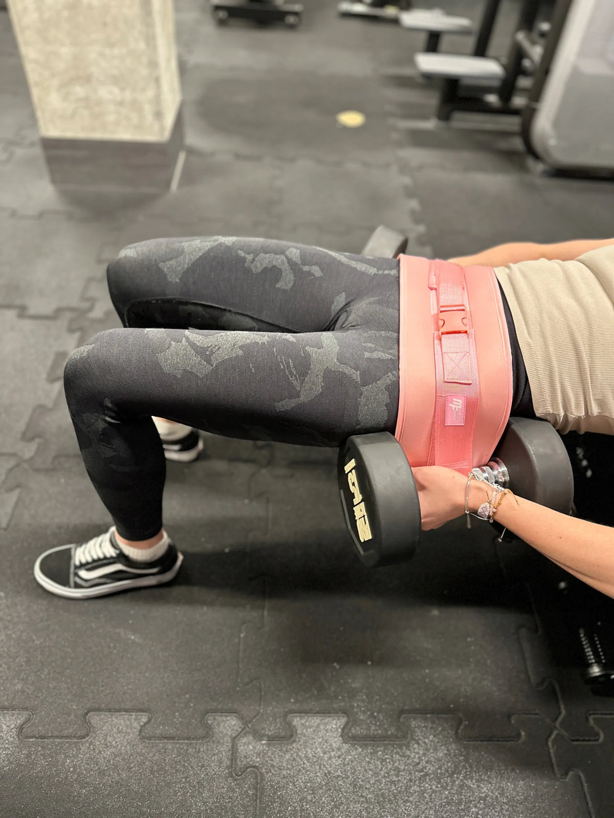 JSM FITNESS klubų apkrovos diržas hanteliams – hip thrust, sėdmenims ir atsispaudimams
