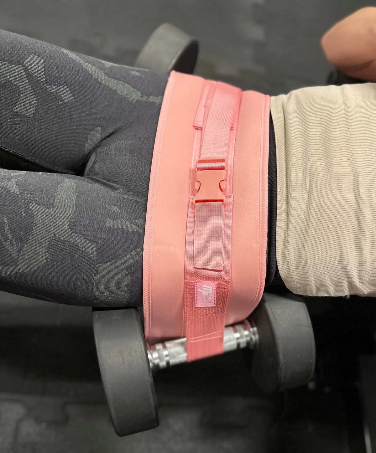JSM FITNESS klubų apkrovos diržas hanteliams – hip thrust, sėdmenims ir atsispaudimams