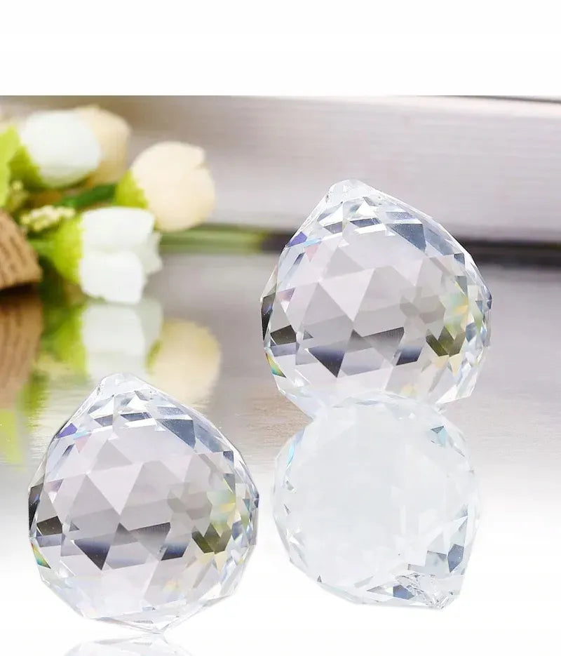 Kabamasis lubinis šviestuvas „Crystal“ su 3 stiklo gaubtais