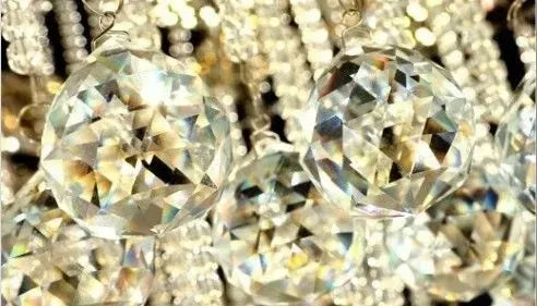 Kabamasis lubinis šviestuvas „Crystal“ su 3 stiklo gaubtais