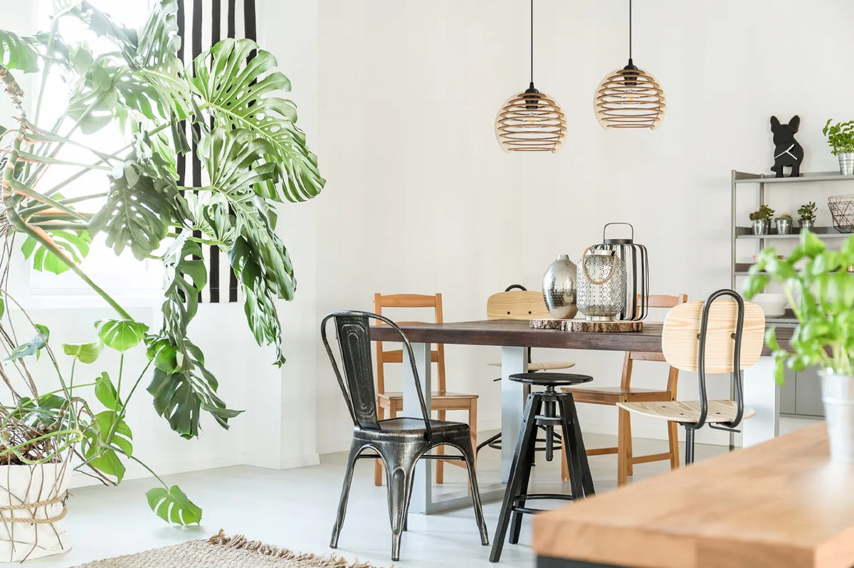 Kabantysis medinis lubinis šviestuvas „Timber“ – modernus boho stiliaus šviestuvas valgomajam