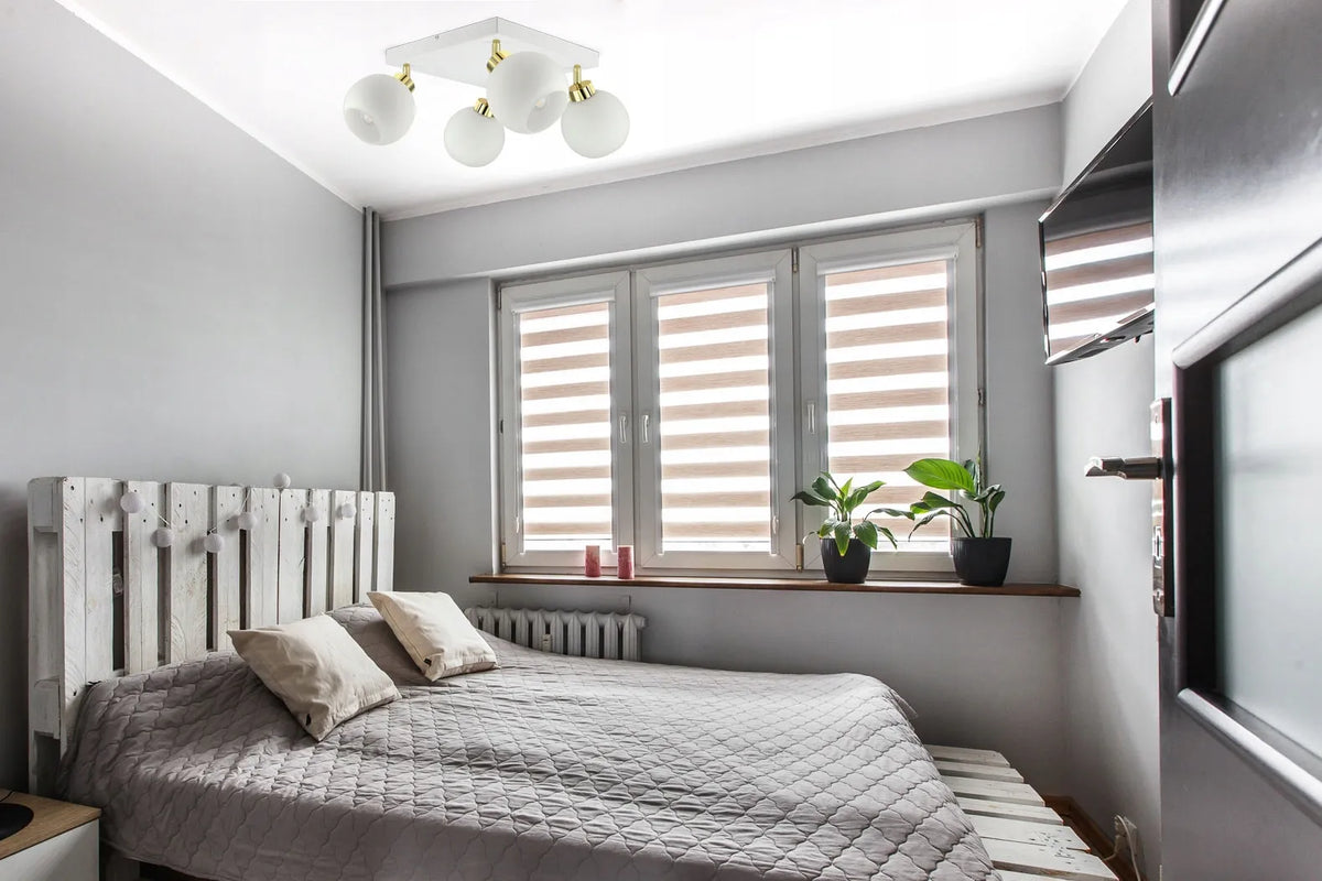 Luxolar White Glass AG4 pakabinamas lubinis šviestuvas su 4 baltais stikliniais gaubtais, E27