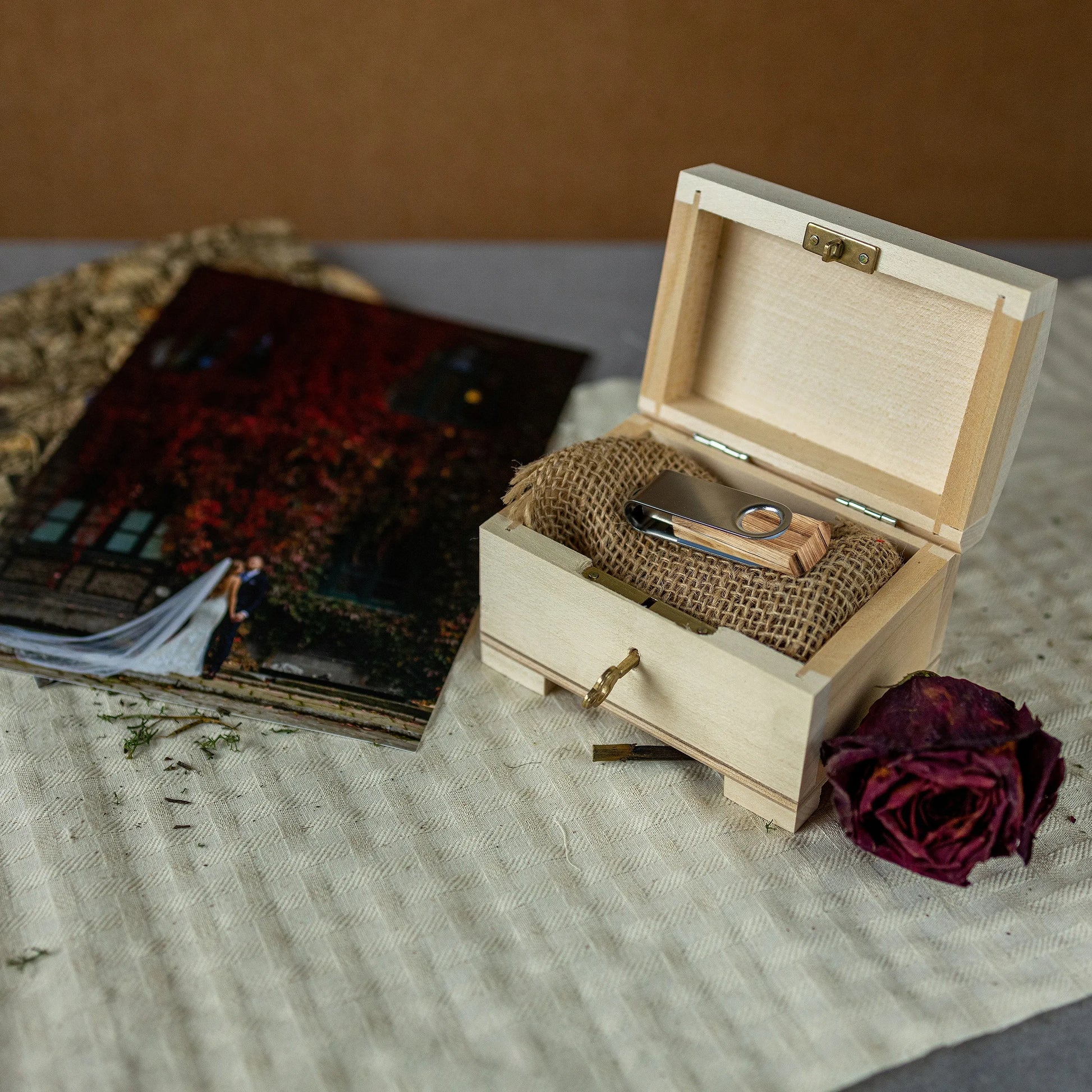 Maža medinė dėžutė su rakteliu Creative Deco papuošalams, 10,6x7,5x7,5 cm