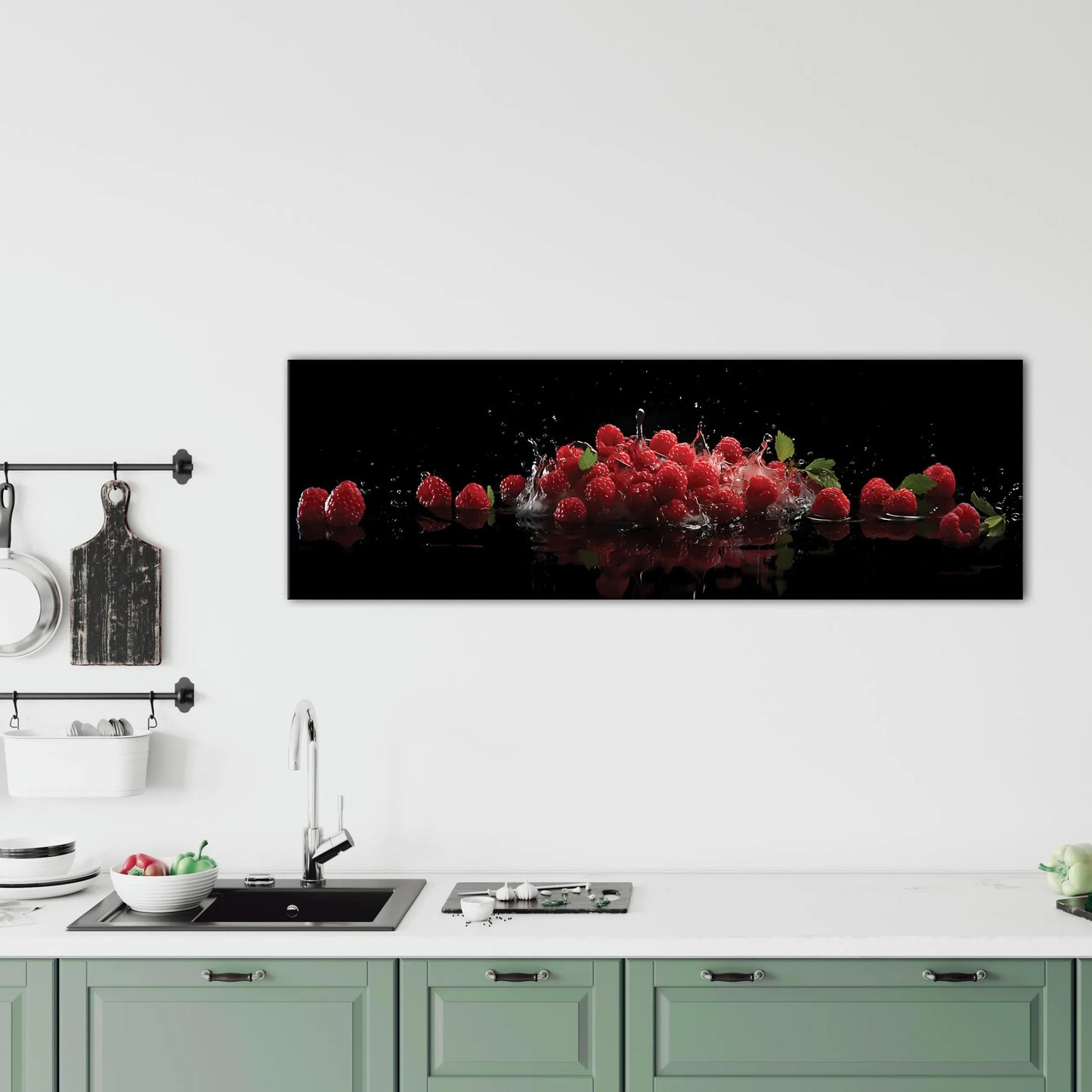 Modernus drobės paveikslas virtuvei – Vanduo, avietės, juodas, 145x45