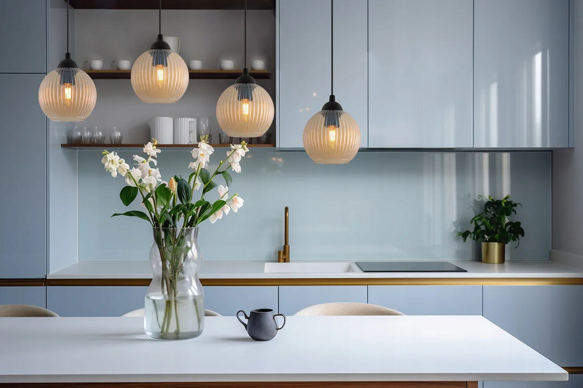 Modernus stiklinis pakabinamas lubinis šviestuvas „RIFFLE“ su 4 šviesos šaltiniais virtuvei ir svetainei, „Light Home“