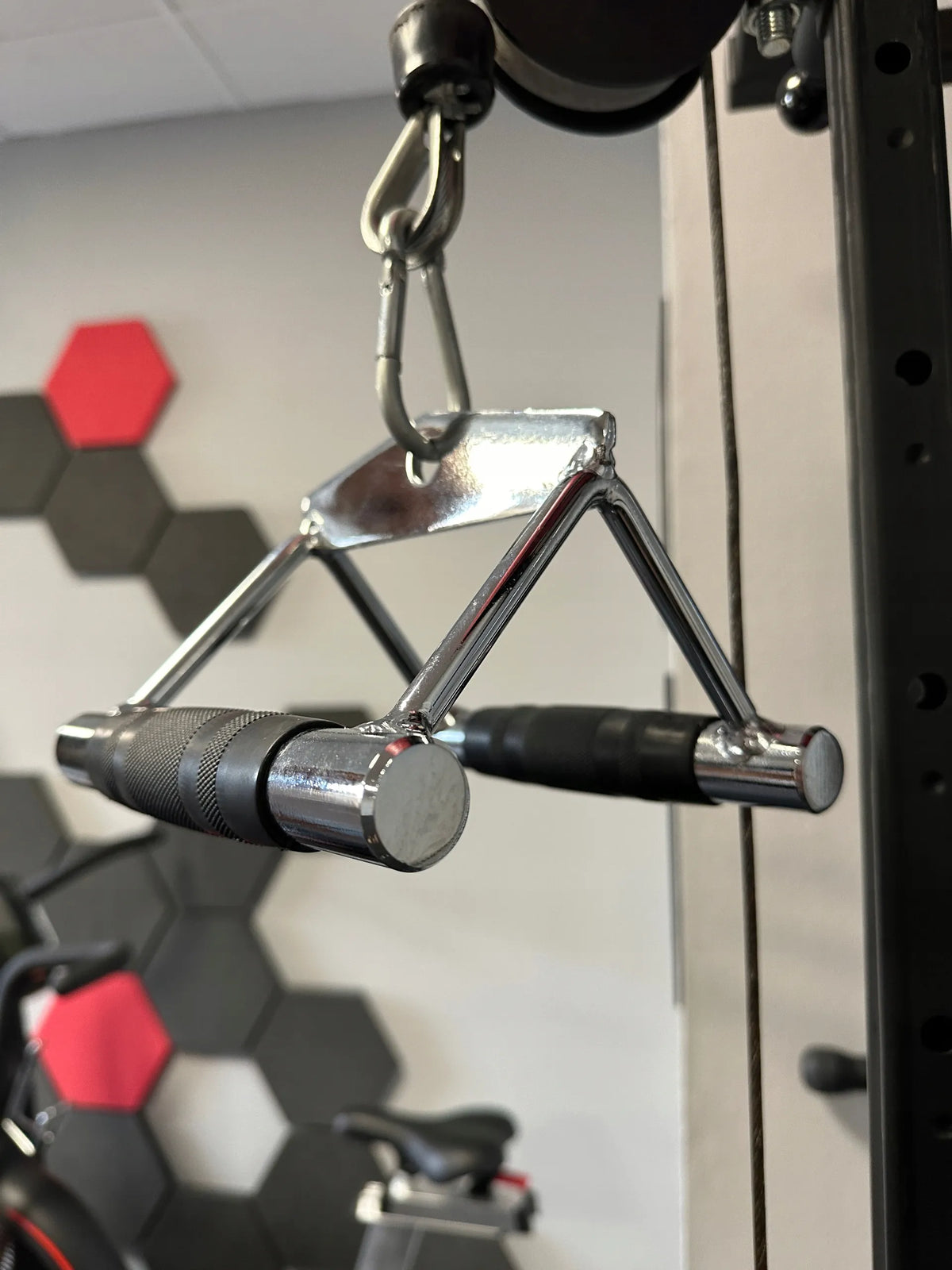 MuscleForge Double D-handle nugaros traukos rankena, dviguba siaura, gumuota