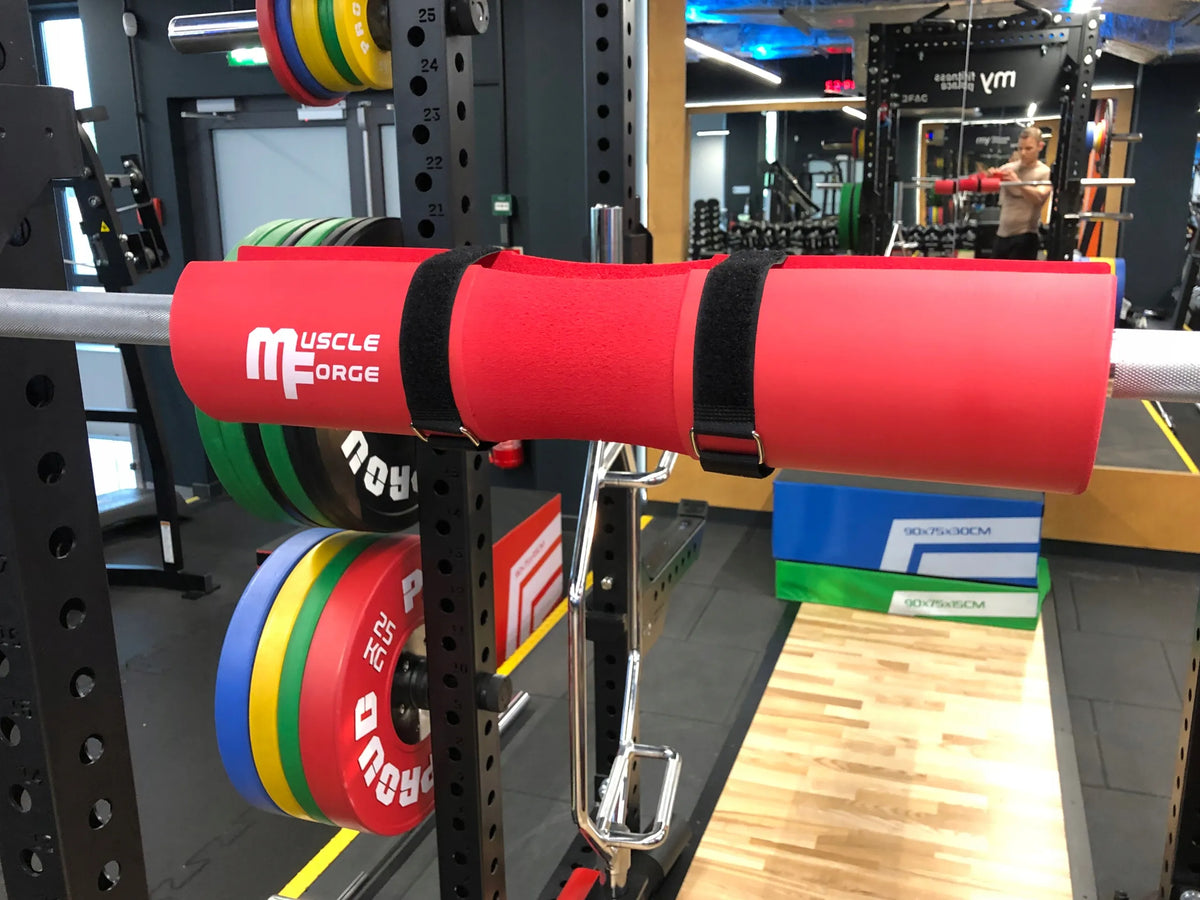 MuscleForge® raudona apsauga štangos grifui, paminkštinimas sprandui ir klubams