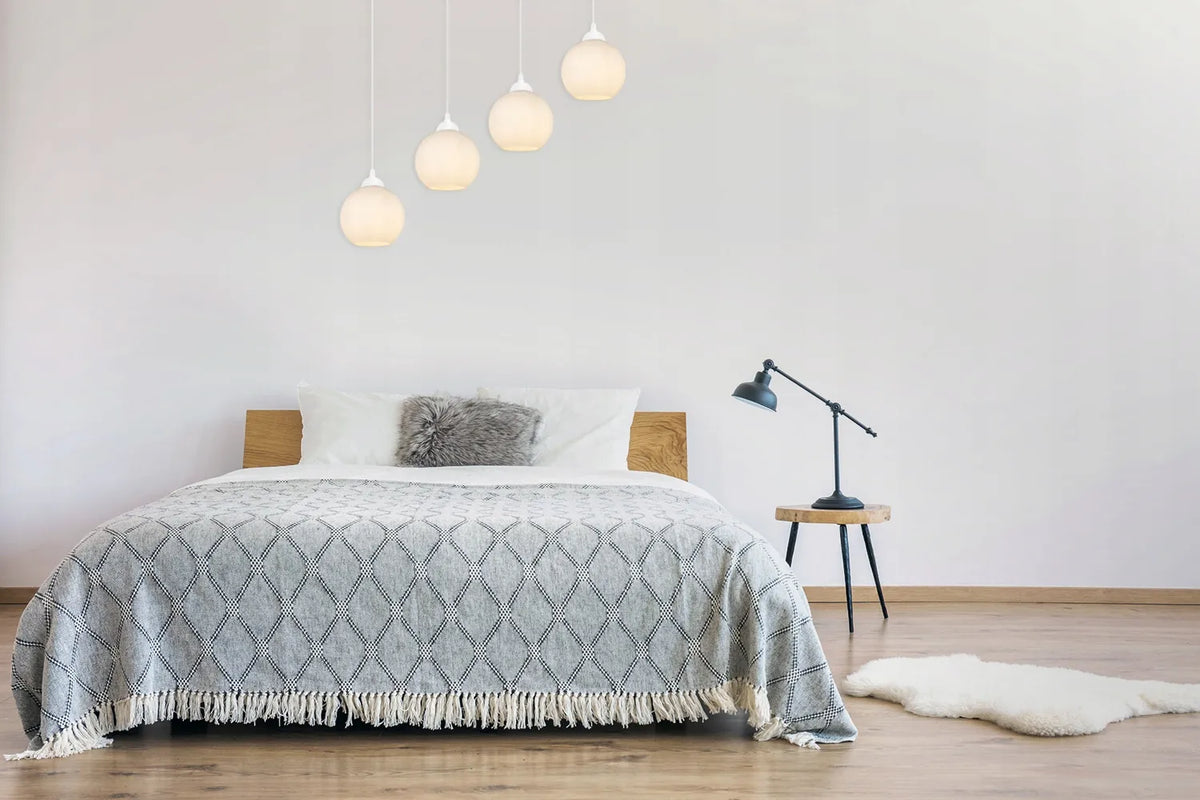 Pakabinamas lubinis šviestuvas „Light Home Eliza“ su baltais stikliniais gaubtais, juodas, 4 šviesos taškai