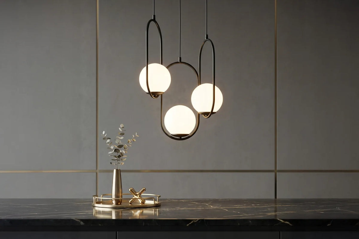 Pakabinamas lubinis šviestuvas Light Home LUNA, juodas, trigubas, su baltais sferiniais gaubtais virš stalo