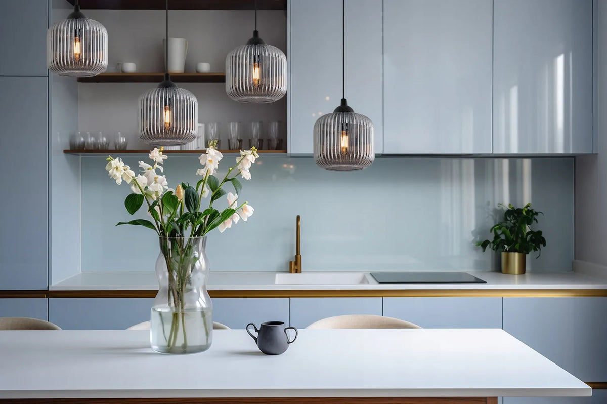 Pakabinamas lubinis šviestuvas „Light Home“ RIFFLE, juodas, su griovelėtais stikliniais gaubtais, 4×E27