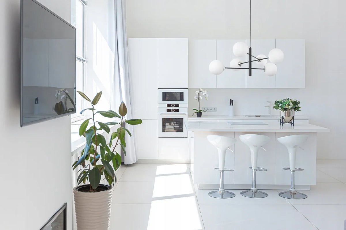 Pakabinamas lubinis šviestuvas Light Home VICENZA – juodas sietynas su baltais stikliniais gaubtais, 6 x E14
