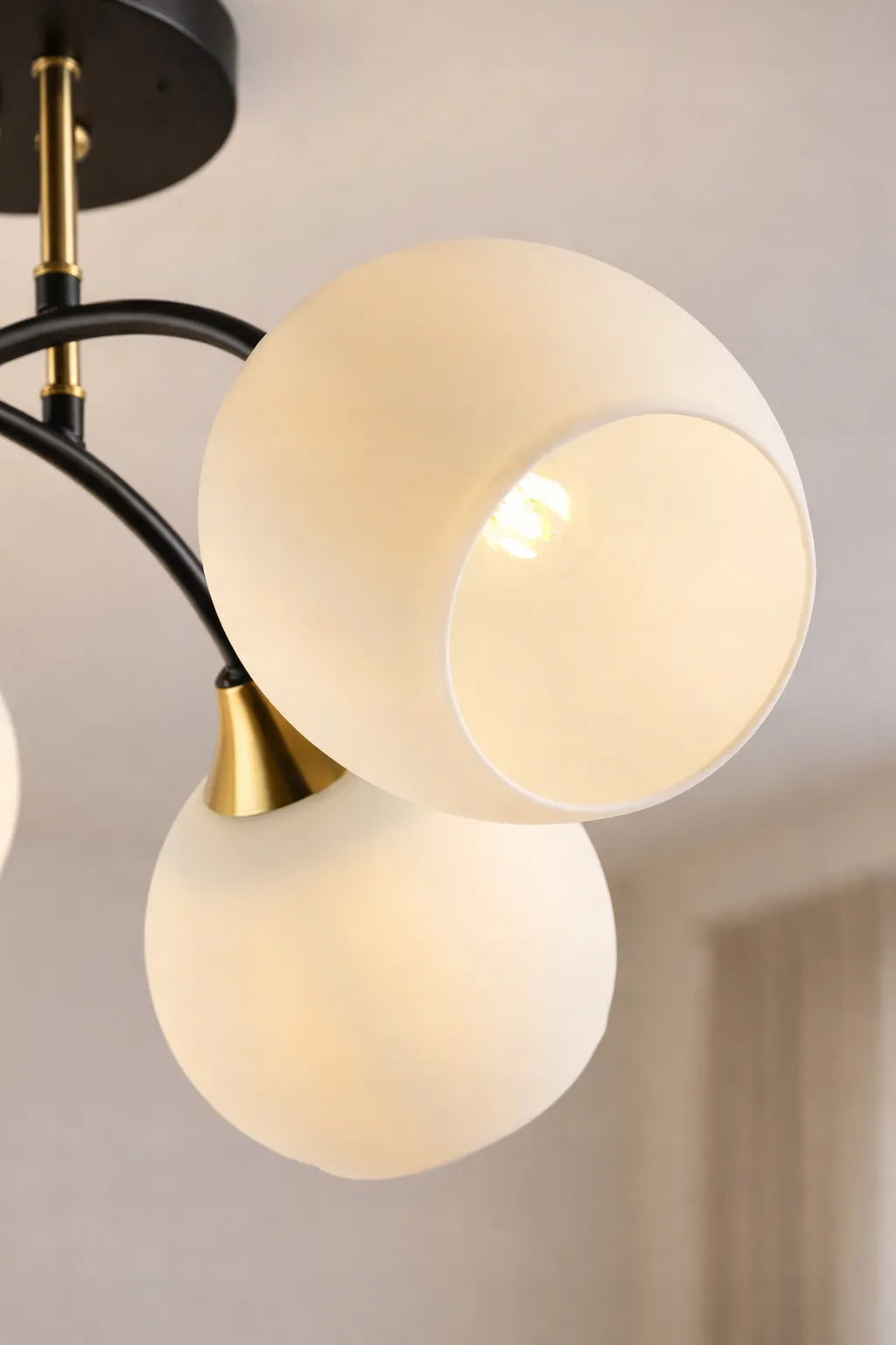 Pakabinamas lubinis šviestuvas „MEGAN“ su baltais gaubtais, 6 x E27, Krislamp