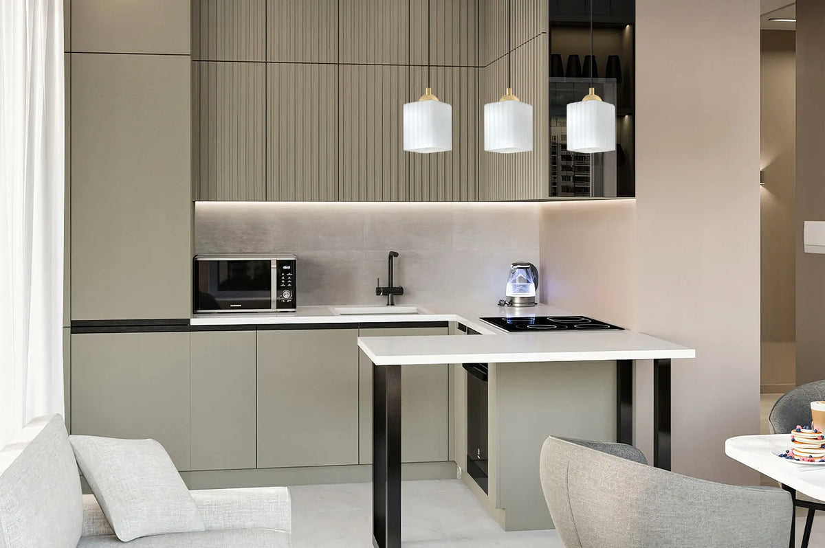 Pakabinamas lubinis šviestuvas „RIFFLE“ – juodos ir auksinės spalvos, balti gaubtai, valgomojo ir virtuvės zonoms