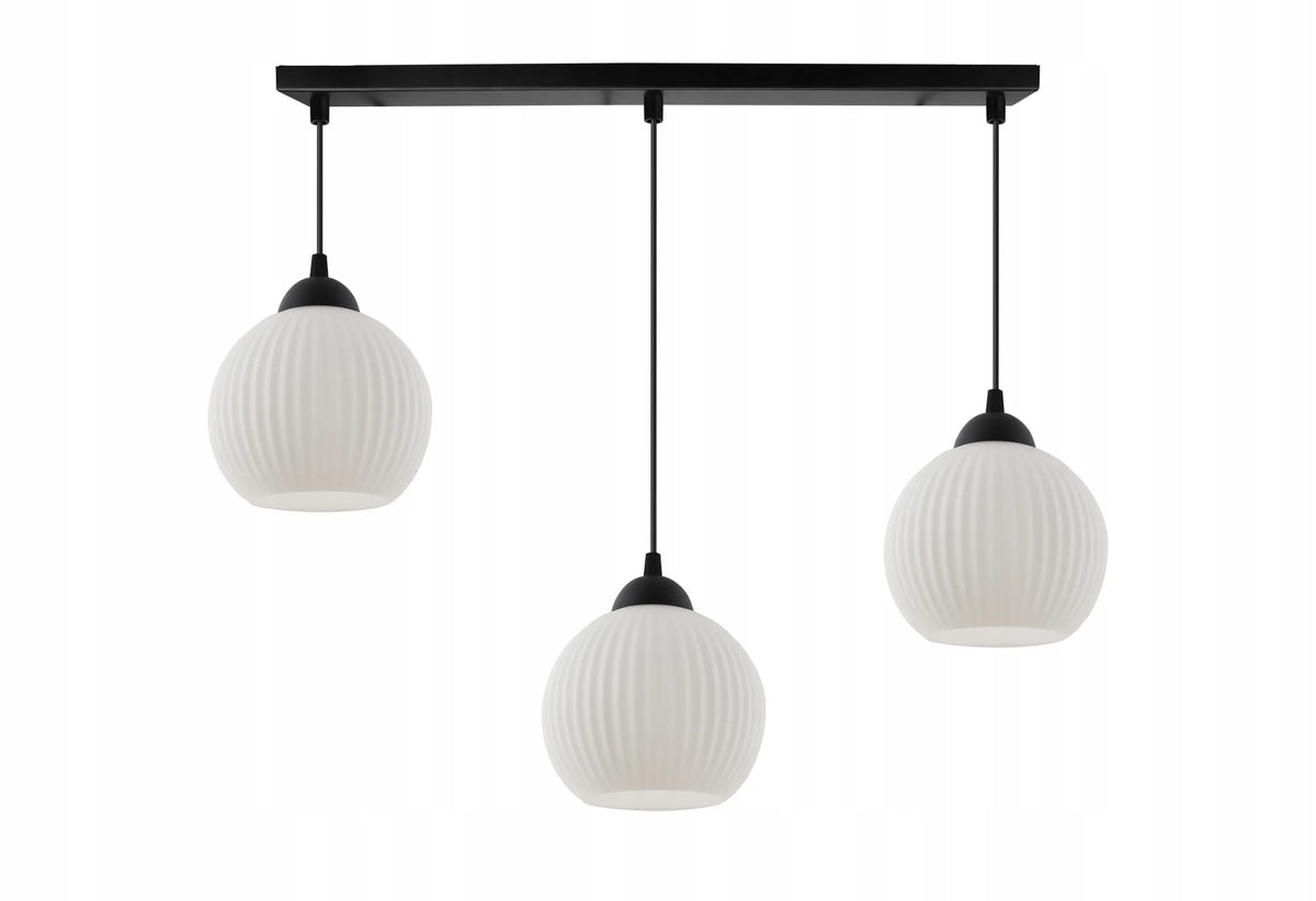 Pakabinamas lubinis šviestuvas RIFFLE su trimis baltais 14 cm rievėtais gaubtais, glamour stilius