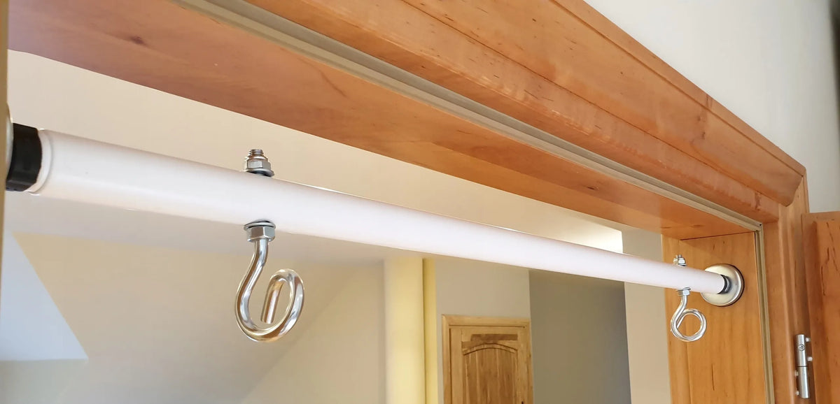 Reguliuojamas skersinis su laikikliais sūpynėms, baltas, 70 cm