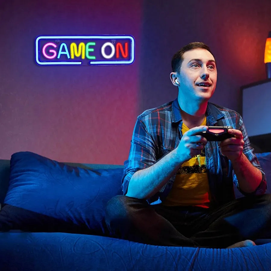 Spalvotas LED neoninis užrašas „Game On“ – stilinga gamerio kambario dekoracija