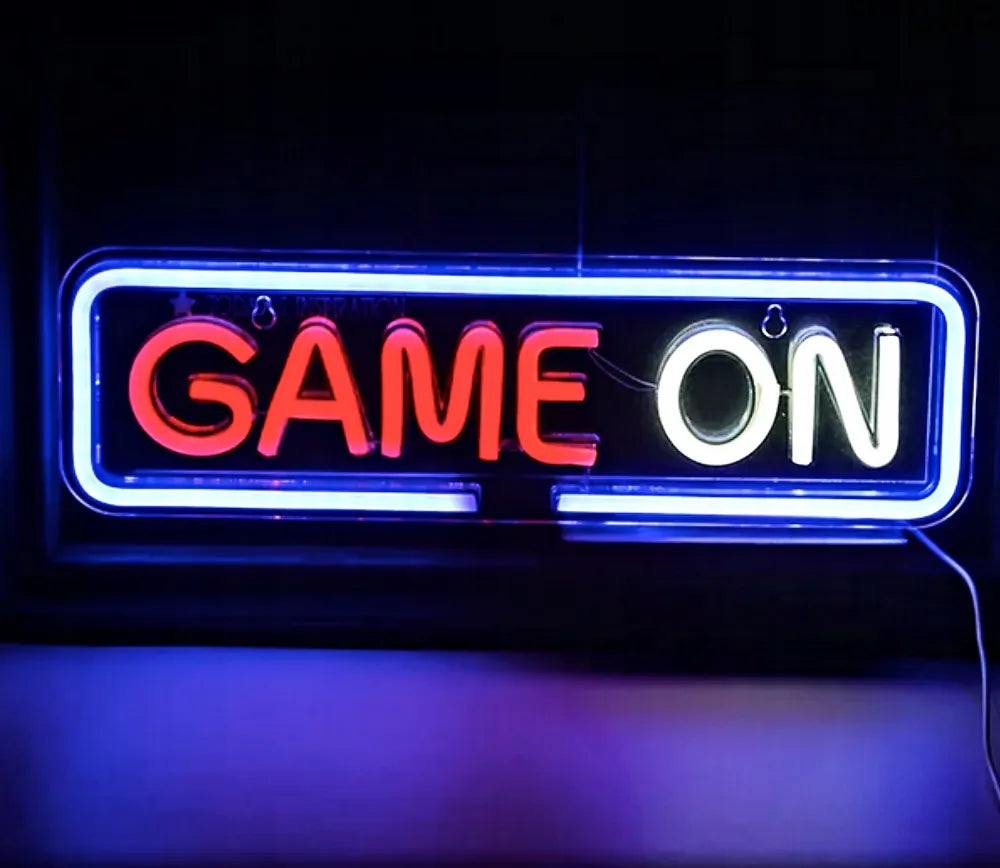 Spalvotas LED neoninis užrašas „Game On“ – stilinga gamerio kambario dekoracija
