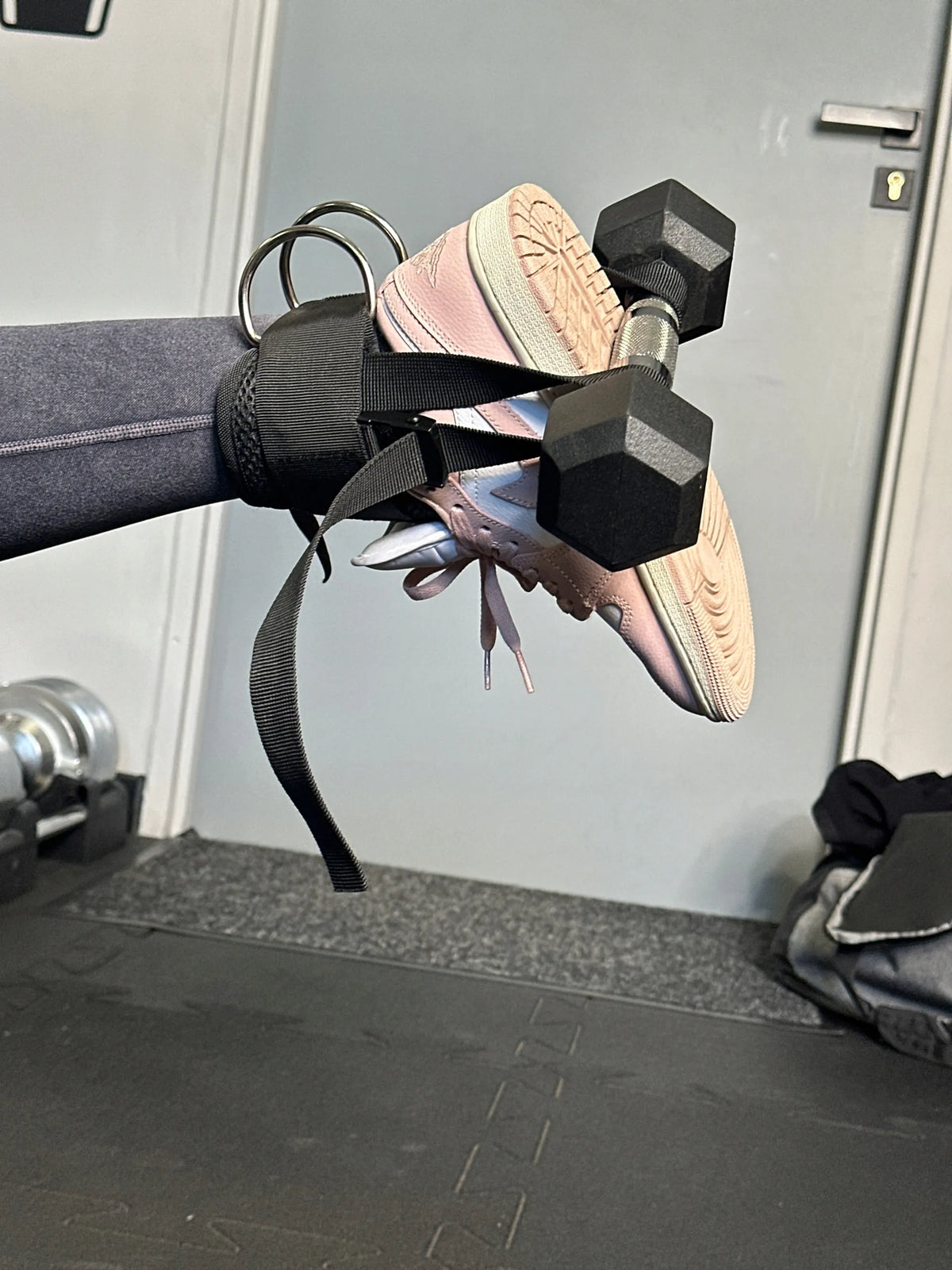 Treniruočių dirželiai, čiurnos laikikliai trosiniam treniruokliui, hantelių tvirtinimas 2 vnt.