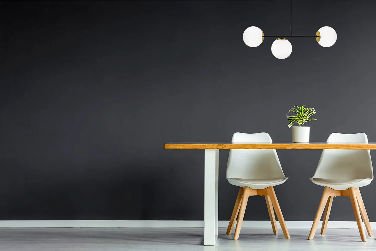 TRIGUBA PAKABINAMA LUBINĖ LAMPA „PALERMO“ – „GLAMOUR“ IR „LOFT“ STILIAUS, SU BALTAIS STIKLINIAIS RUTULIO FORMOS GAUBTAIS