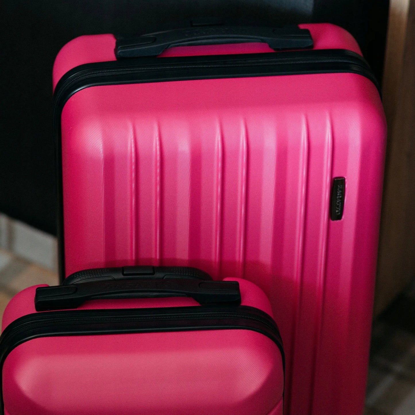Vidutinio dydžio kietas kelioninis lagaminas su ratukais, skirtas RYANAIR WIZZAIR, 2 spalvų, Zagatto